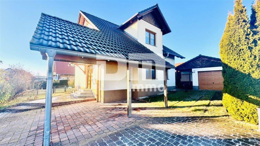 Umfangreich saniertes Einfamilienhaus mit großer Terrasse, Garage, Carport und Einliegerbereich - Titel Seitenansicht